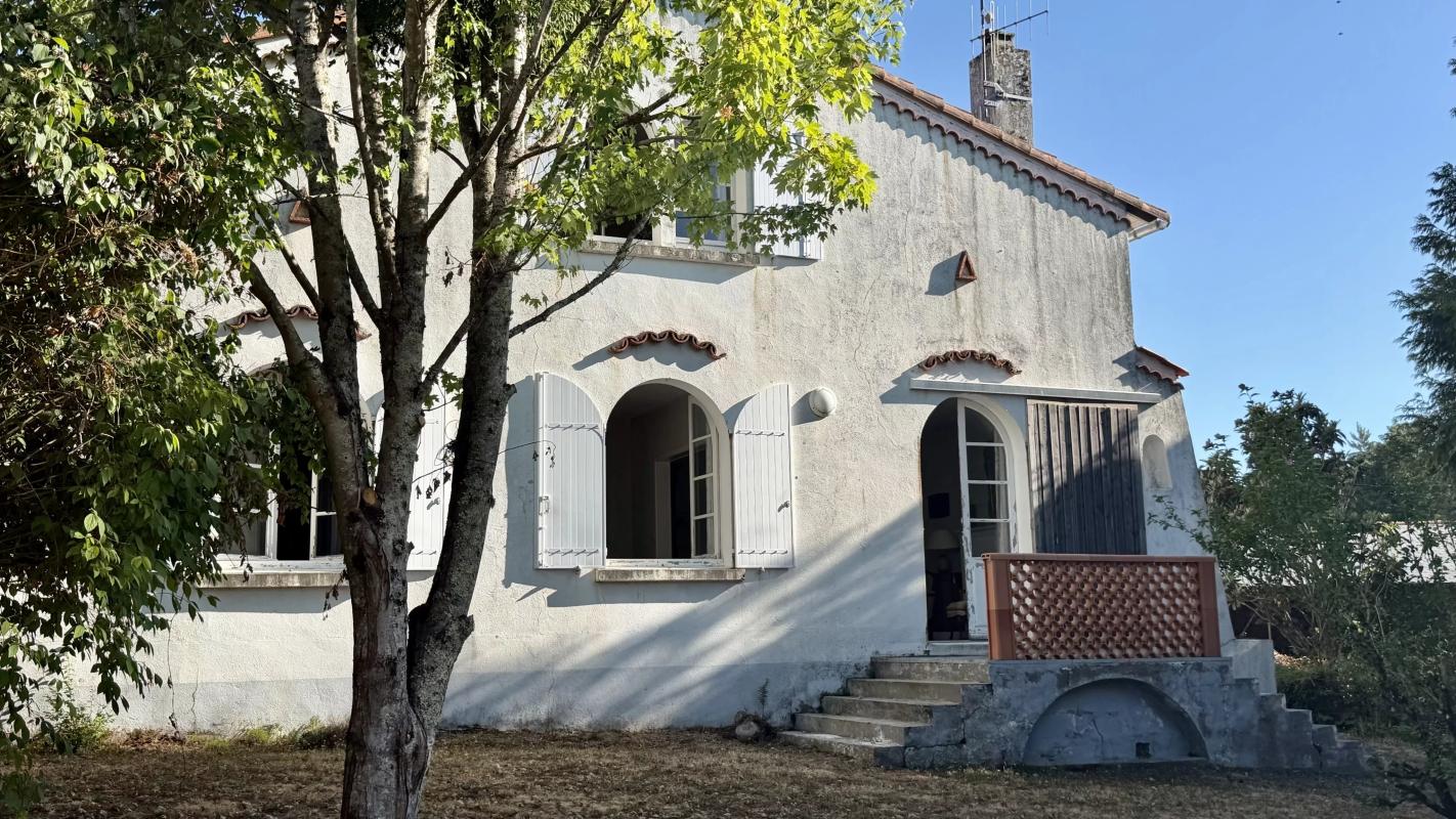 Maison familiale de caractère avec grand jardin arboré et potentiel d'évolution