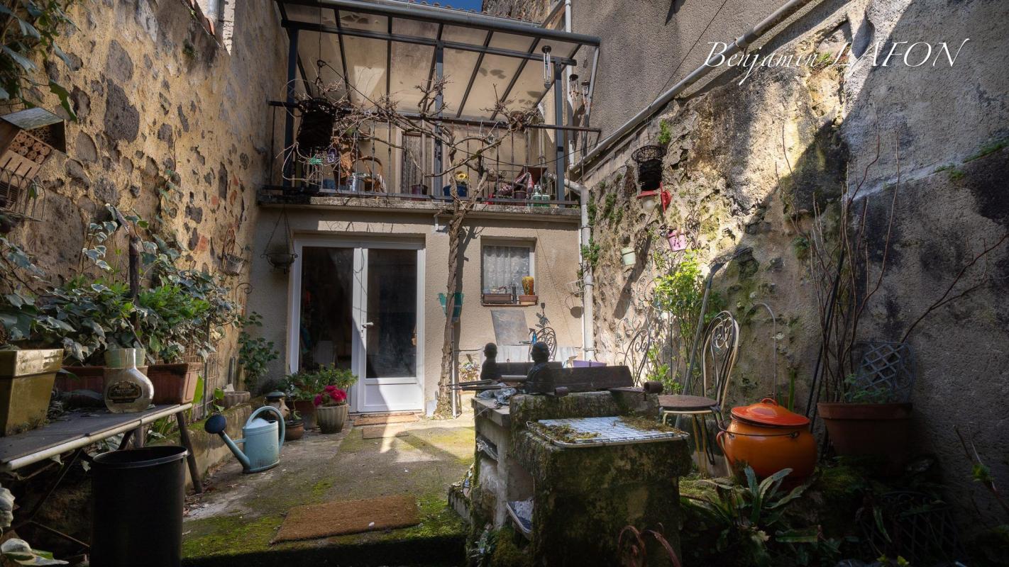 Maison de village avec cour intime et dépendance