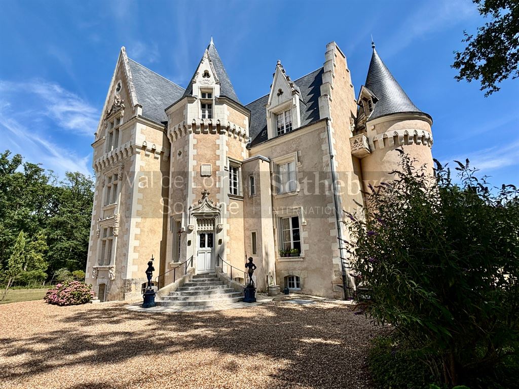 Château sur 24 hectares proche Loches