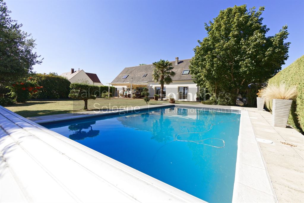 Calme absolu 25min d'Orléans - Maison contemp. 222m2 - 5 ch - Piscine - Dble garage - Terrain clos