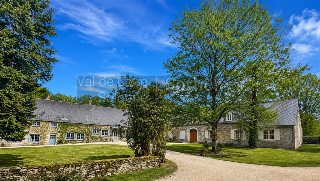 Propriété de trois maisons sur 5,1 hectares aux portes de Tours