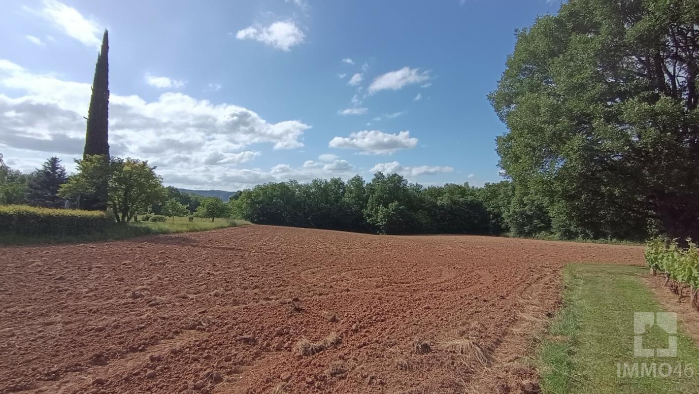 Grand terrain à bâtir sur Caillac à 15 minutes de Cahors