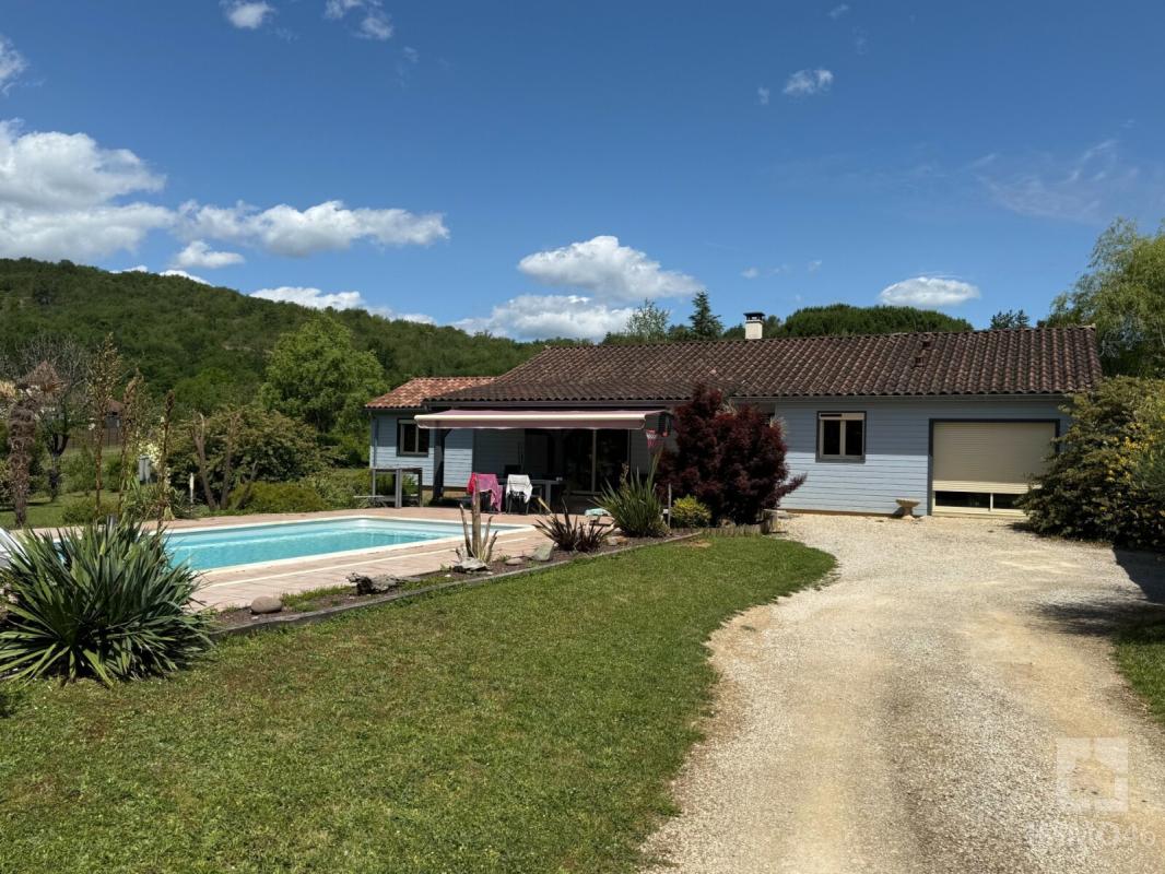 Maison contemporaine en  bardage bois et piscine