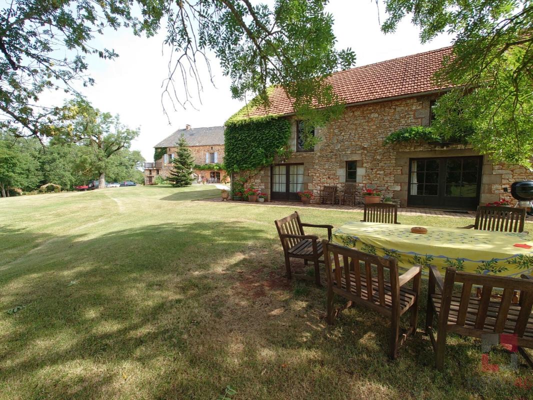 Bel ensemble immobilier en pierre sur un terrain de 13 hectares