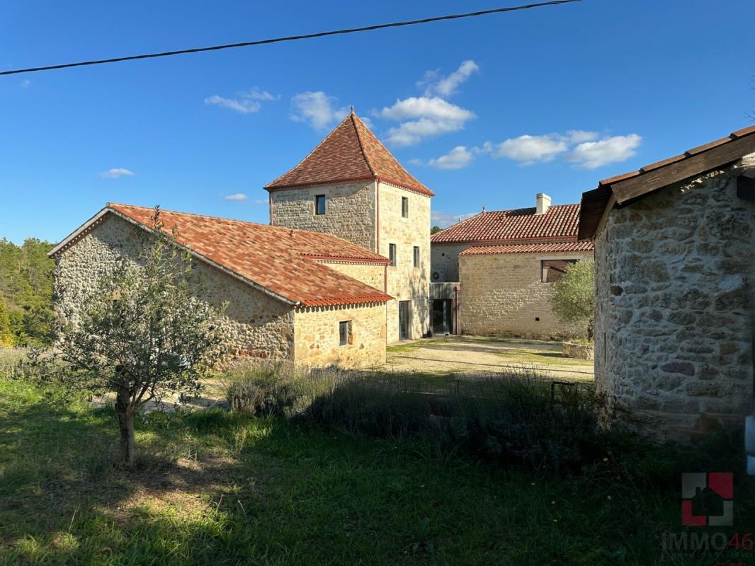 Propriété d'exception avec maison, gîtes, piscine sur 10 hectares