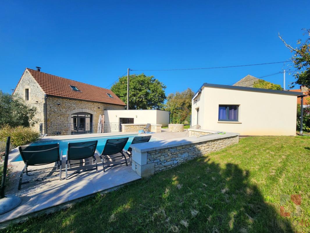 Grange rénovée avec piscine et dépendance