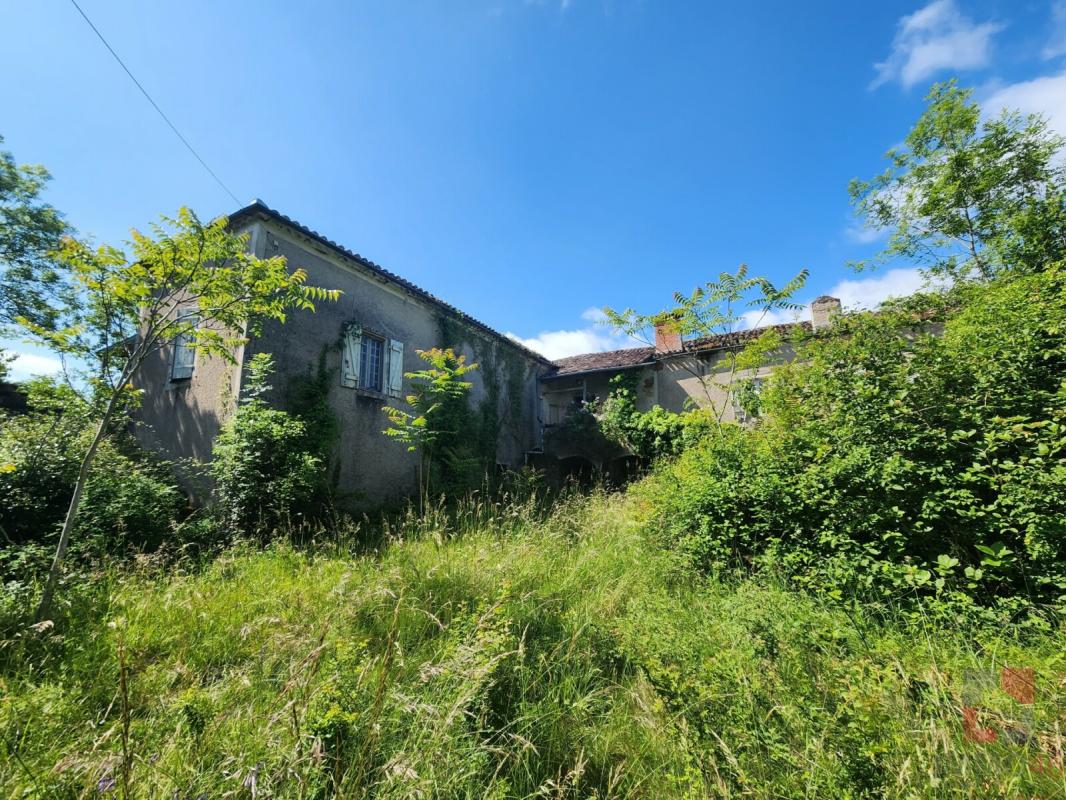 Propriété à rénover sur 11 hectares de terrain