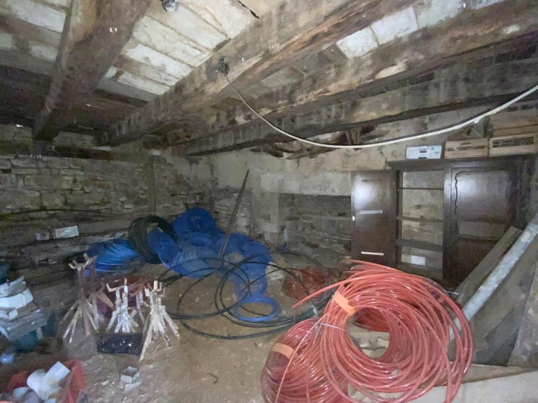 A vendre secteur Gramat, maison ancienne en pierres à restaurer, terrain 330 m²