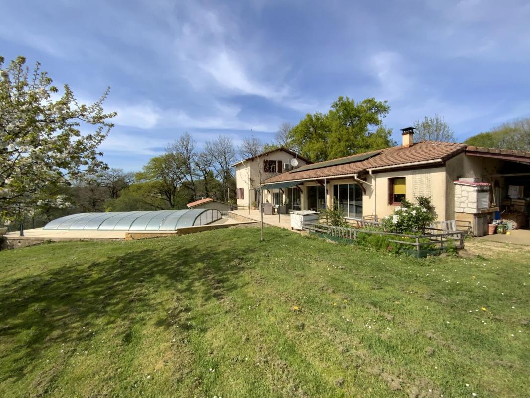 A vendre secteur Gramat, pavillon T7, 4 chambres, terrain 2 764 m² avec piscine