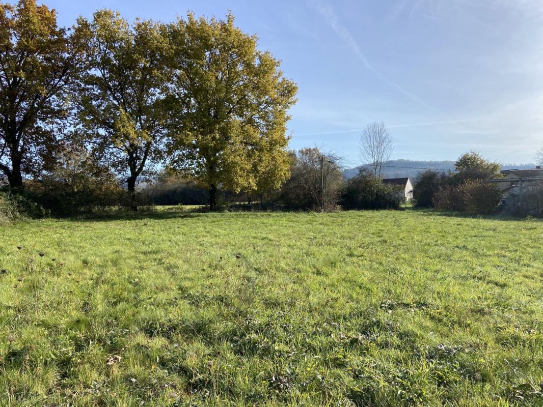 Aux portes de Bretenoux-Biars , secteur résidentiel, proche toutes commodités, beau terrain à bâtir de 2020m²