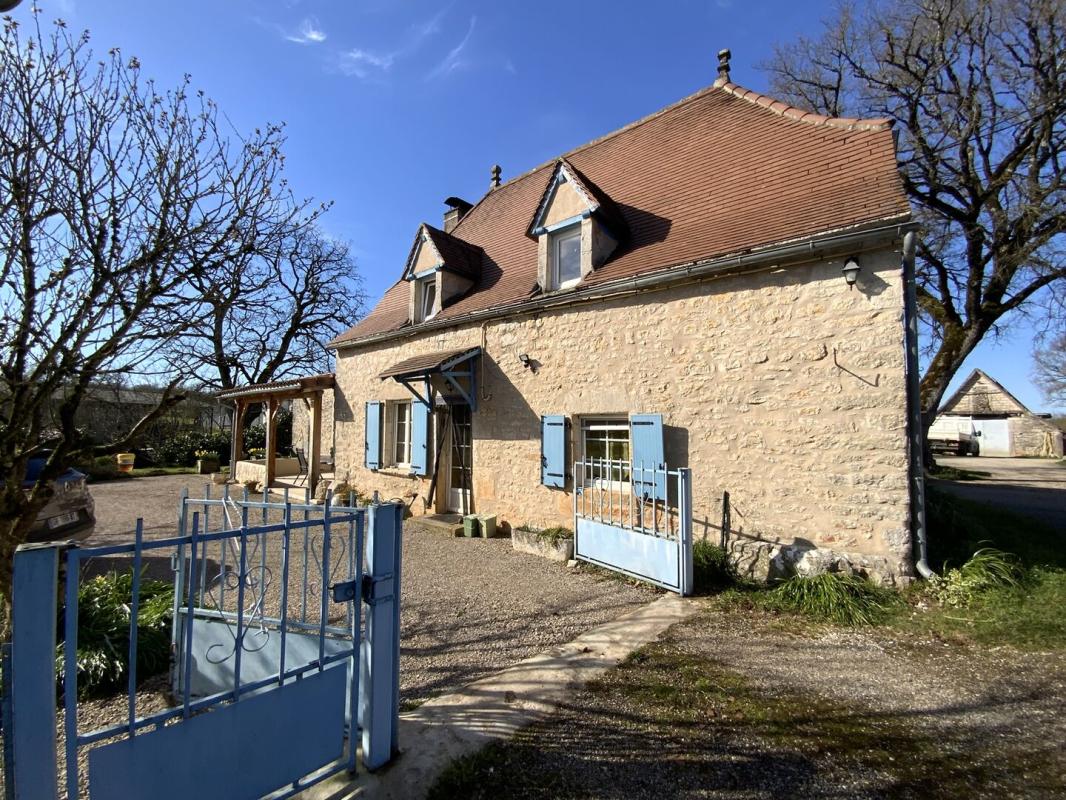 Secteur Livernon dans un environnement paisible, charmante maison de caractère avec dépendances et piscine