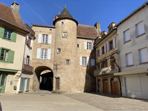 Ensemble immobilier de caractère comprenant une maison d'habitation d'environ 120 m² avec boutique de 45 m², intégré à une ancienne porte fortifiée du XIIIᵉ siècle, au cœur des halles médiévales