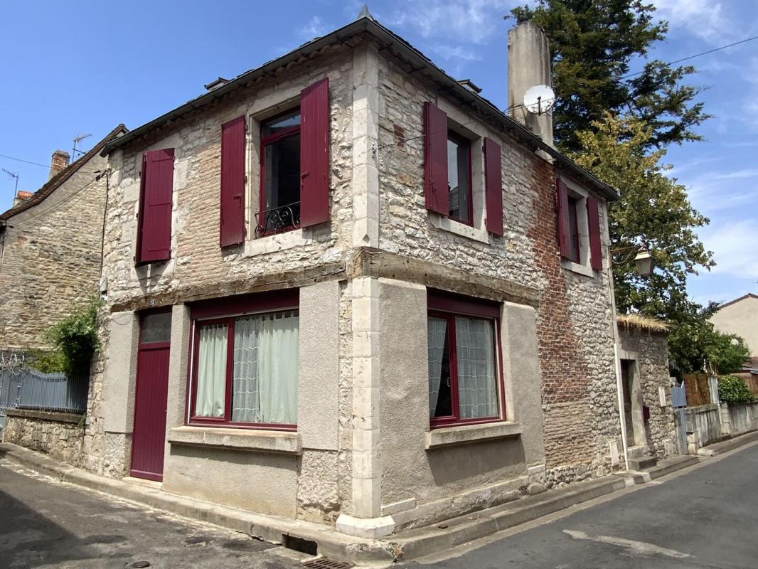 Gramat centre – Maison en pierre de caractère avec agréable cour, commerces à pied