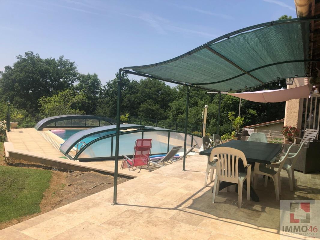 Maison lumineuse avec piscine – 5 chambres – Terrain arboré de 2 764 m²