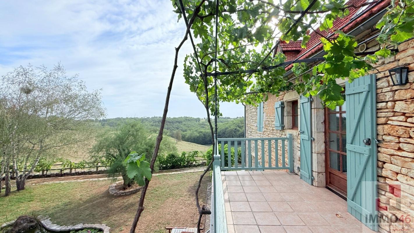 Maison en pierre de caractère avec piscine et vue dégagée