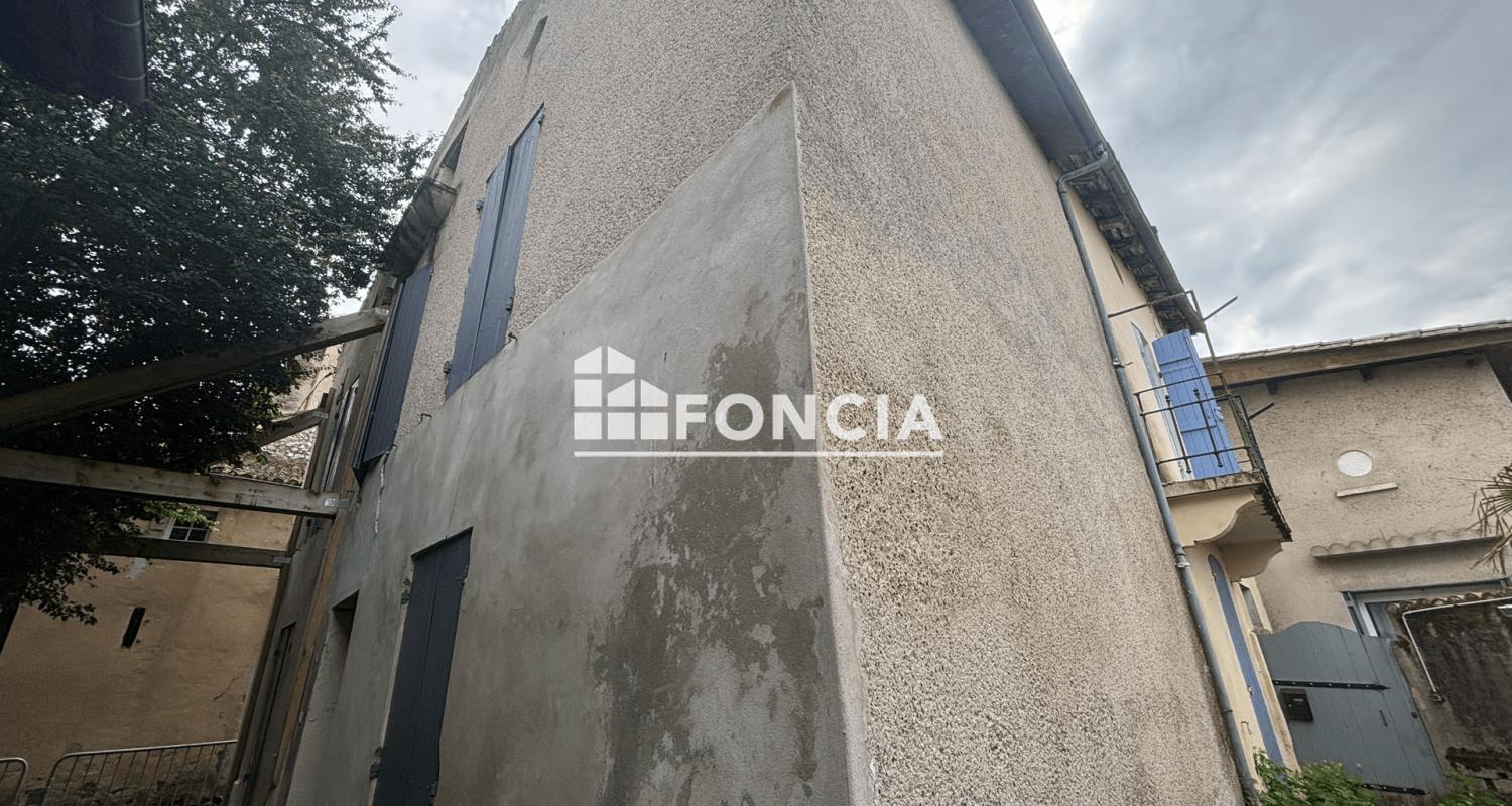 À VENDRE – MAISON MITOYENNE À RÉNOVER