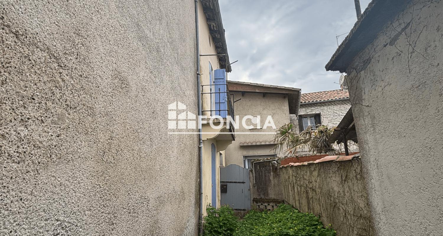 À VENDRE – MAISON MITOYENNE À RÉNOVER
