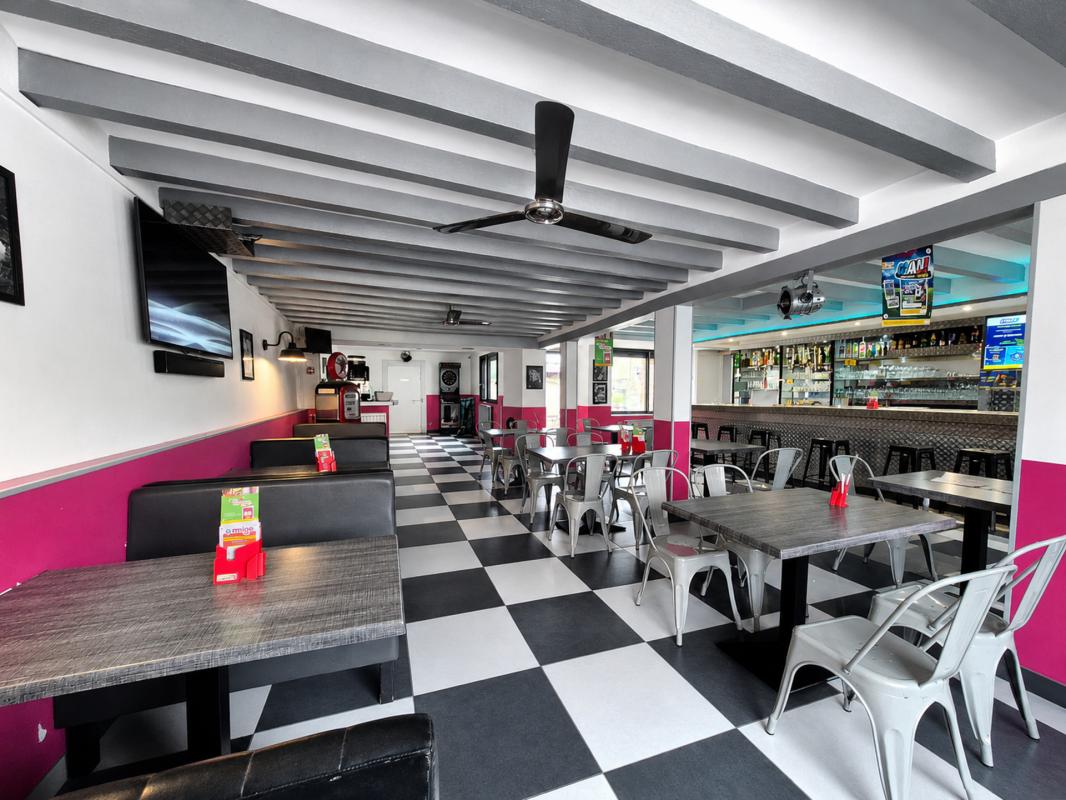 A VENDRE - FAGNIERES - IMMEUBLE AVEC BAR TABAC - T5 ET T2