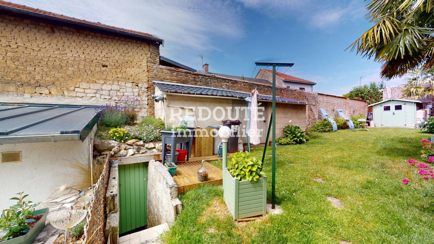 A VENDRE : Maison 6 pièces avec cour et jardin ( à 20 mins de REIMS via l'autoroute A34)