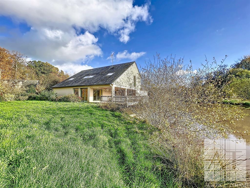 Spacieuse maison de 2005 sur terrain de 18 546 m²