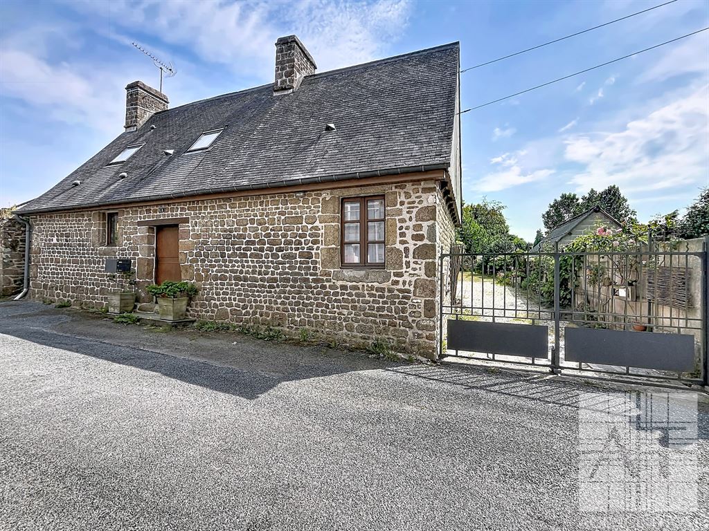 Propriété de charme en pierres avec dépendances et terrain en bordure de ruisseau