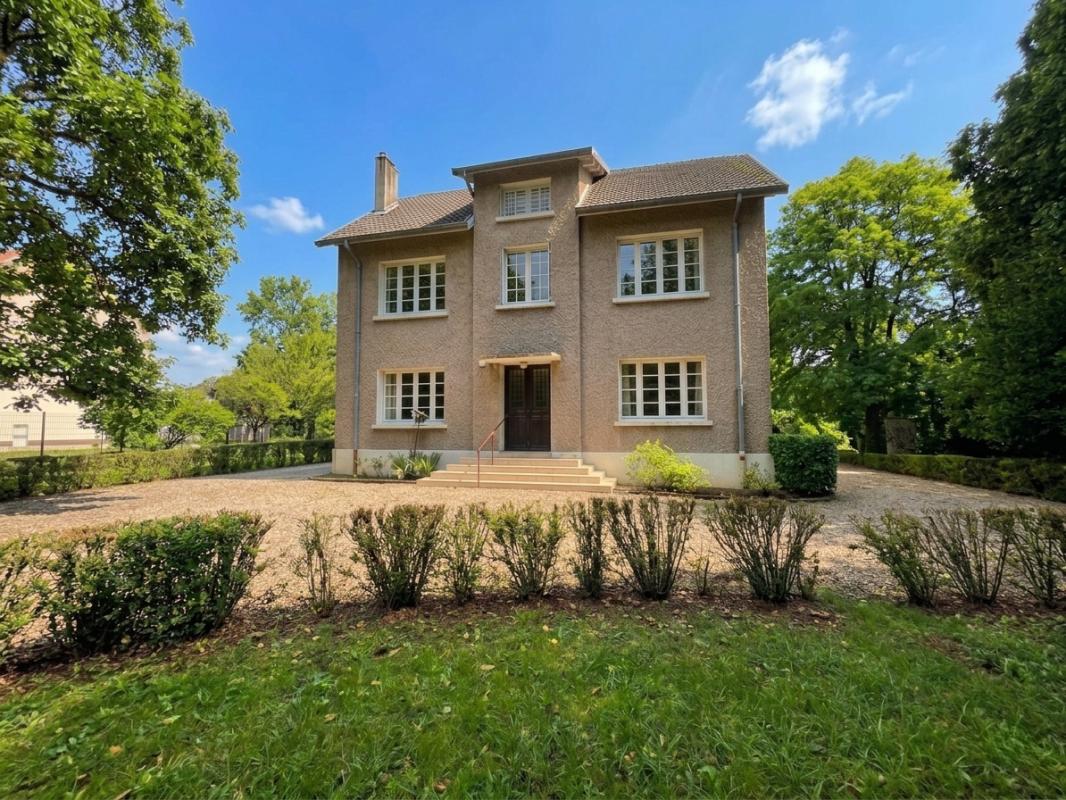 Briey-haut : Rare maison de Maître avec parc clos