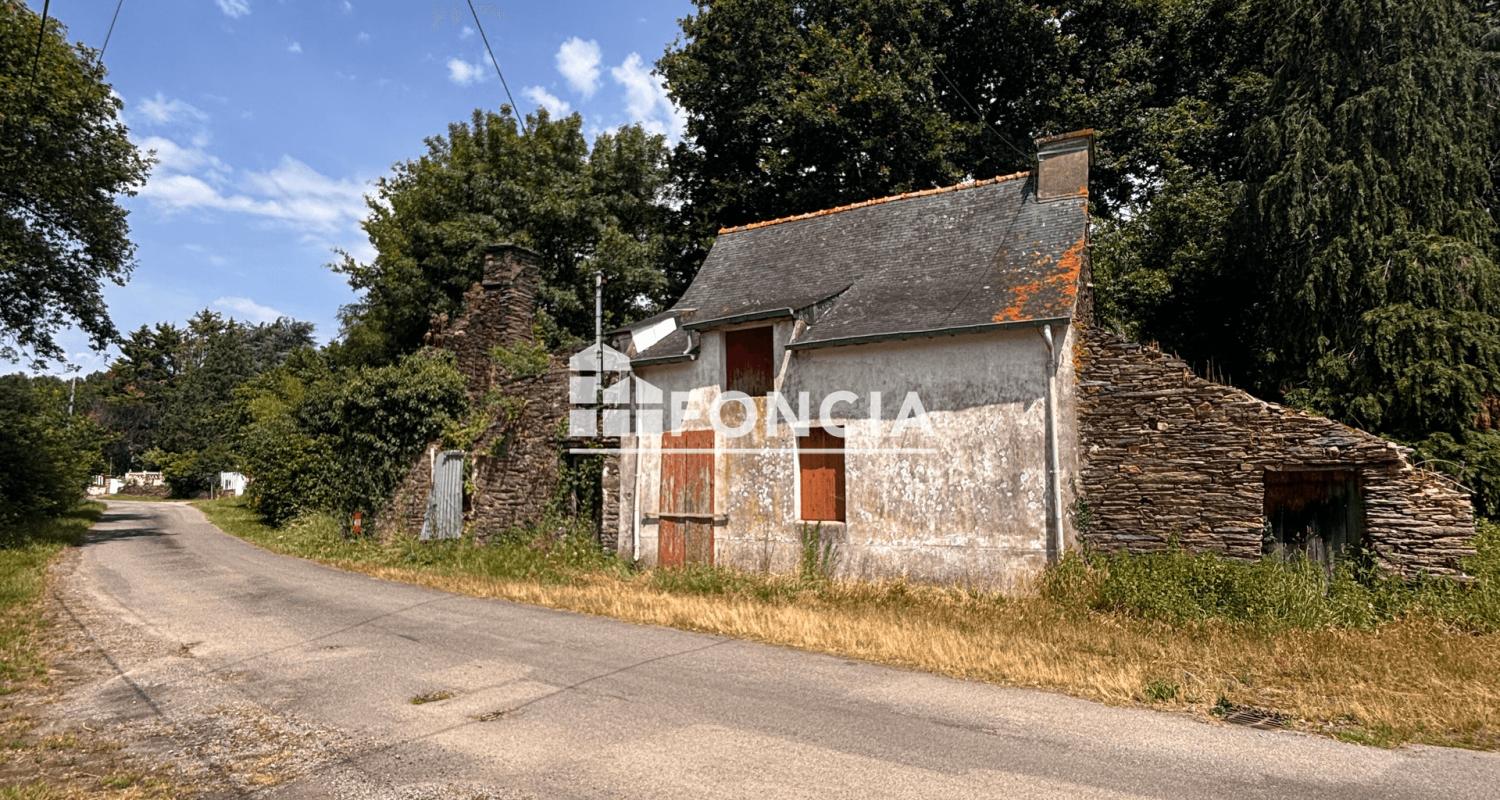 Maison à rénover entièrement – Beau potentiel à seulement 5 minutes des commerces
