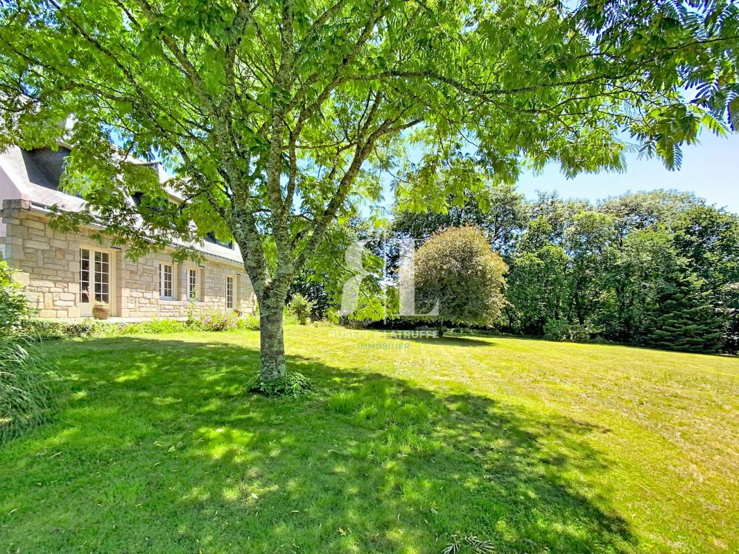 CLEGUER- MAISON FAMILIALE SUR MAGNIFIQUE JARDIN ARBORE