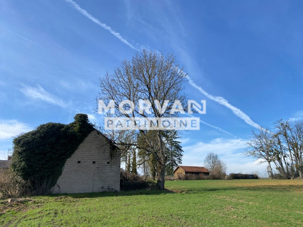 BICHES - Un bâtiment 145 m2 avec une dépendance sur beau terrain 2000 m2 proche canal