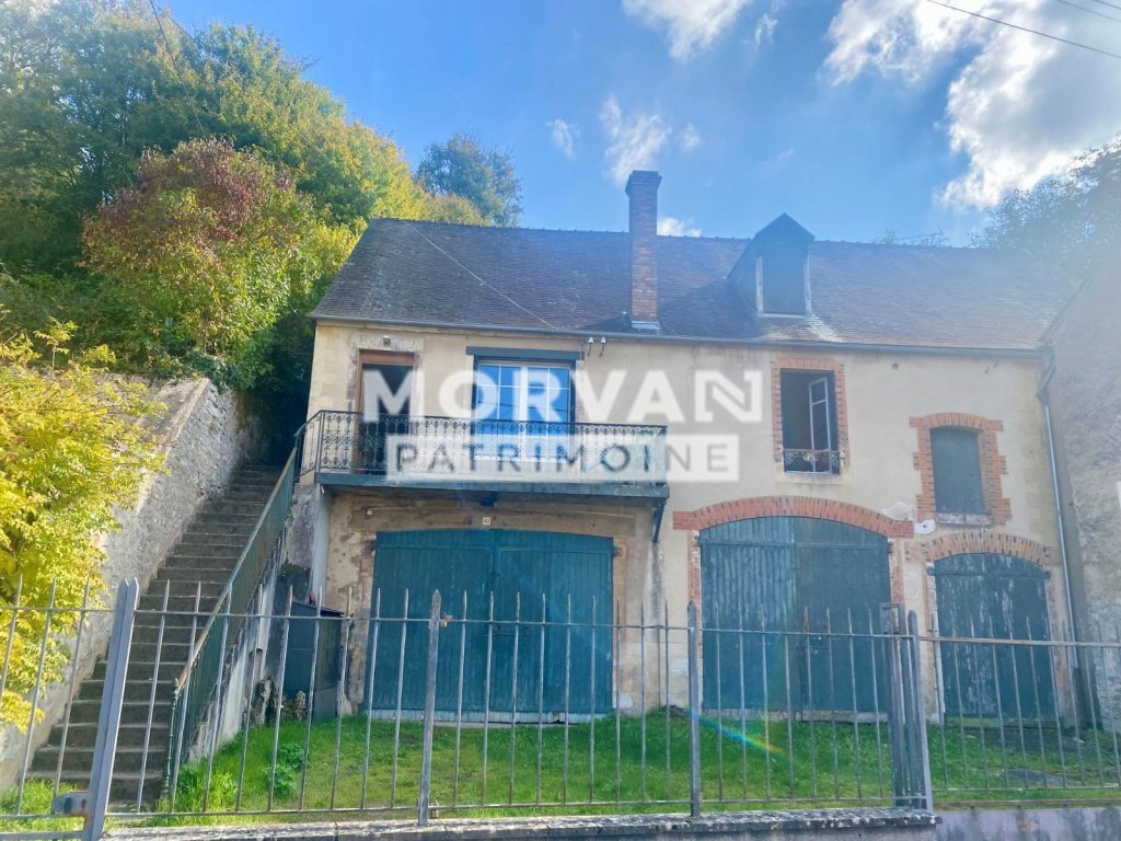 CHATILLON-EN-BAZOIS : MAISON DE BOURG 102.56 m 2 avec grenier aménageable, dépendances 137.86 m2, cour et jardin 858 m2 - 71000 €