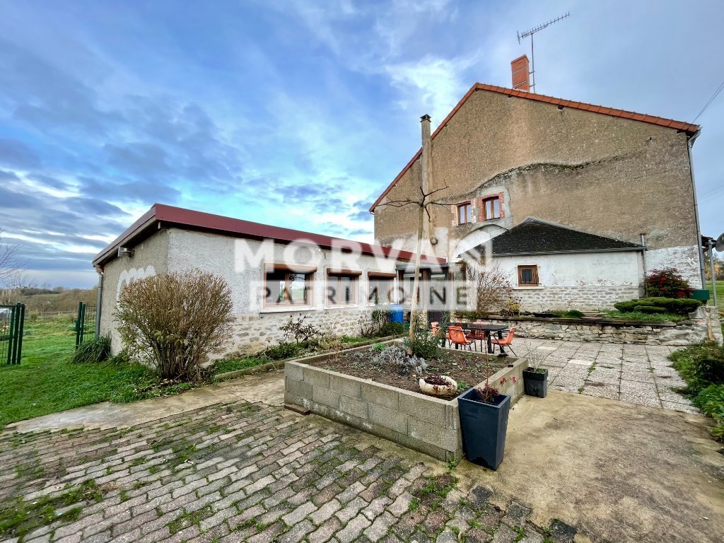 Maison avec dépendances et terrain
