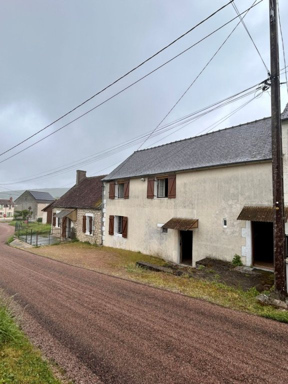 MAISON EN PIERRES AVEC DEPENDANCES ET TERRAIN 680 m2 - 15 mn de Nevers