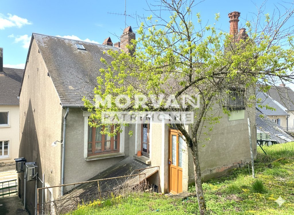 Maison de village et son jardin au pied du vieux château – Moulins-Engilbert