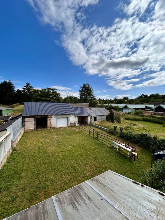 MAISON DE VILLAGE TOUTES COMMODITES - 5 pièces - garages - terrain 916 m2