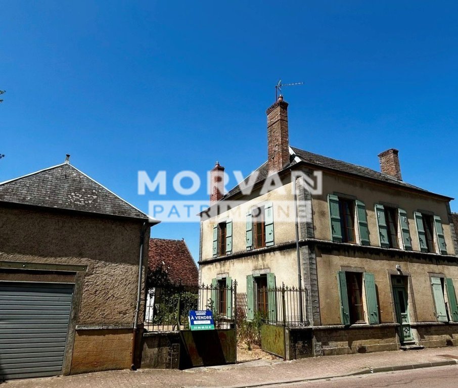 MAISON DE CARACTERE COEUR BAZOIS FACE AU CANAL - TOUTES COMMODITES - COUR ET DEPENDANCES
