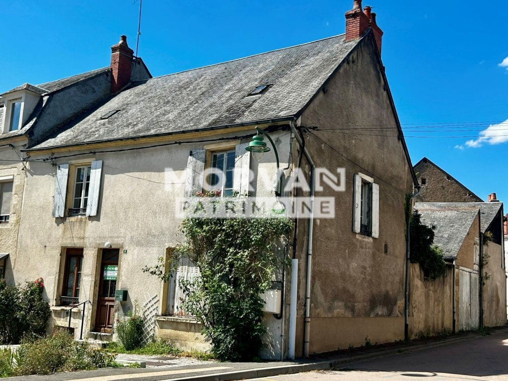 MAISON CENTRE COEUR NIVERNAIS AVEC COUR - AUVENT ET JARDINET