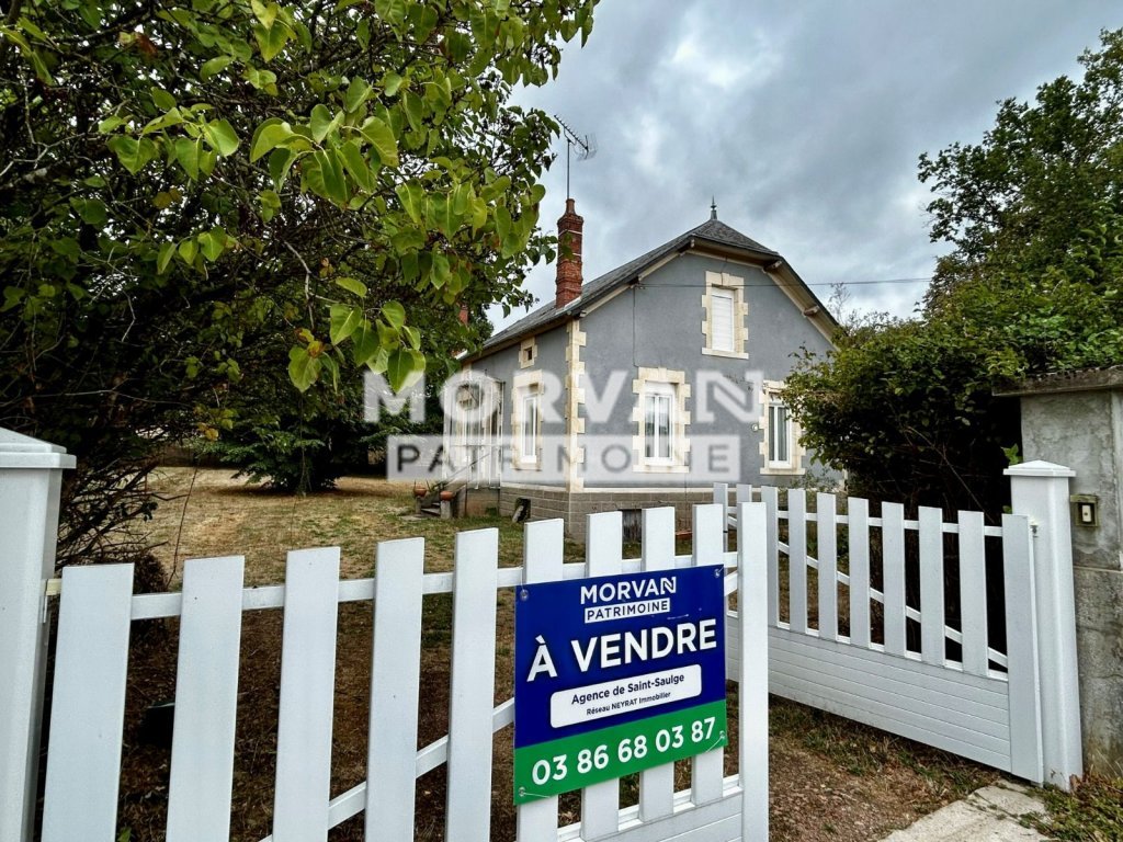 MAISON AVEC DEPENDANCES ET BEAU TERRAIN SORTIE DE BOURG TOUS COMMERCES