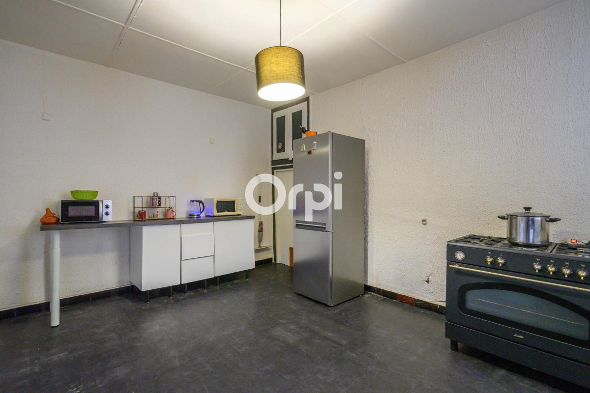 Maison semi individuelle, 4 chambres. dont une au rez de chaussée., salle de bains, jardin, garage