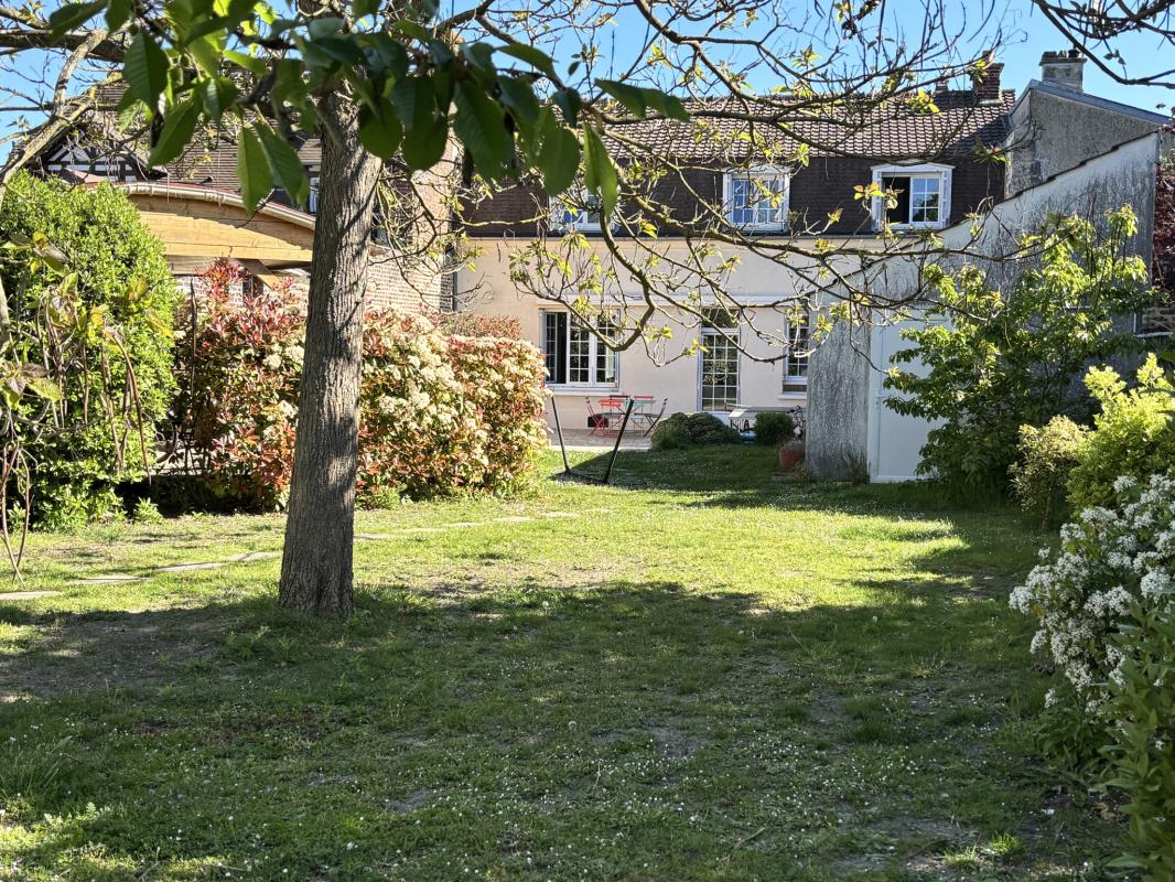 PROXIMITÉ DU CENTRE VILLE DE COMPIÈGNE - MAISON FAMILIALE