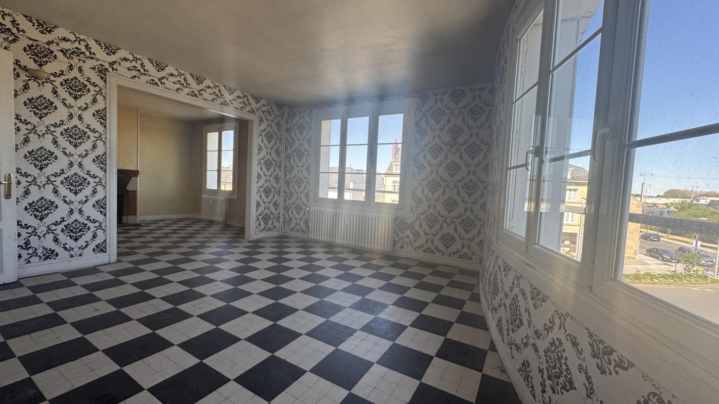COMPIEGNE APPARTEMENT A RENOVER QUARTIER PROCHE GARE