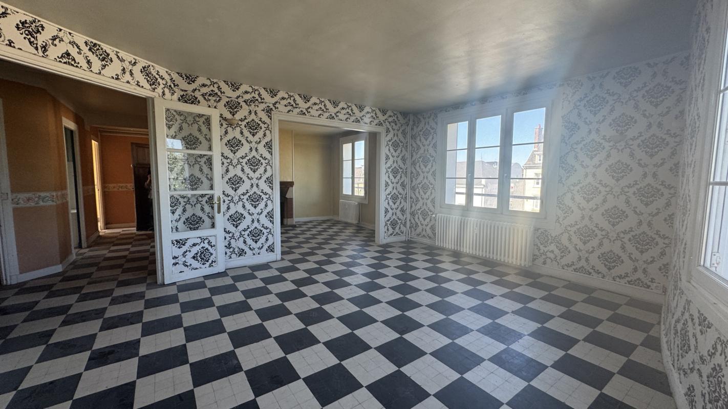 COMPIEGNE APPARTEMENT A RENOVER QUARTIER PROCHE GARE - Miniature 2