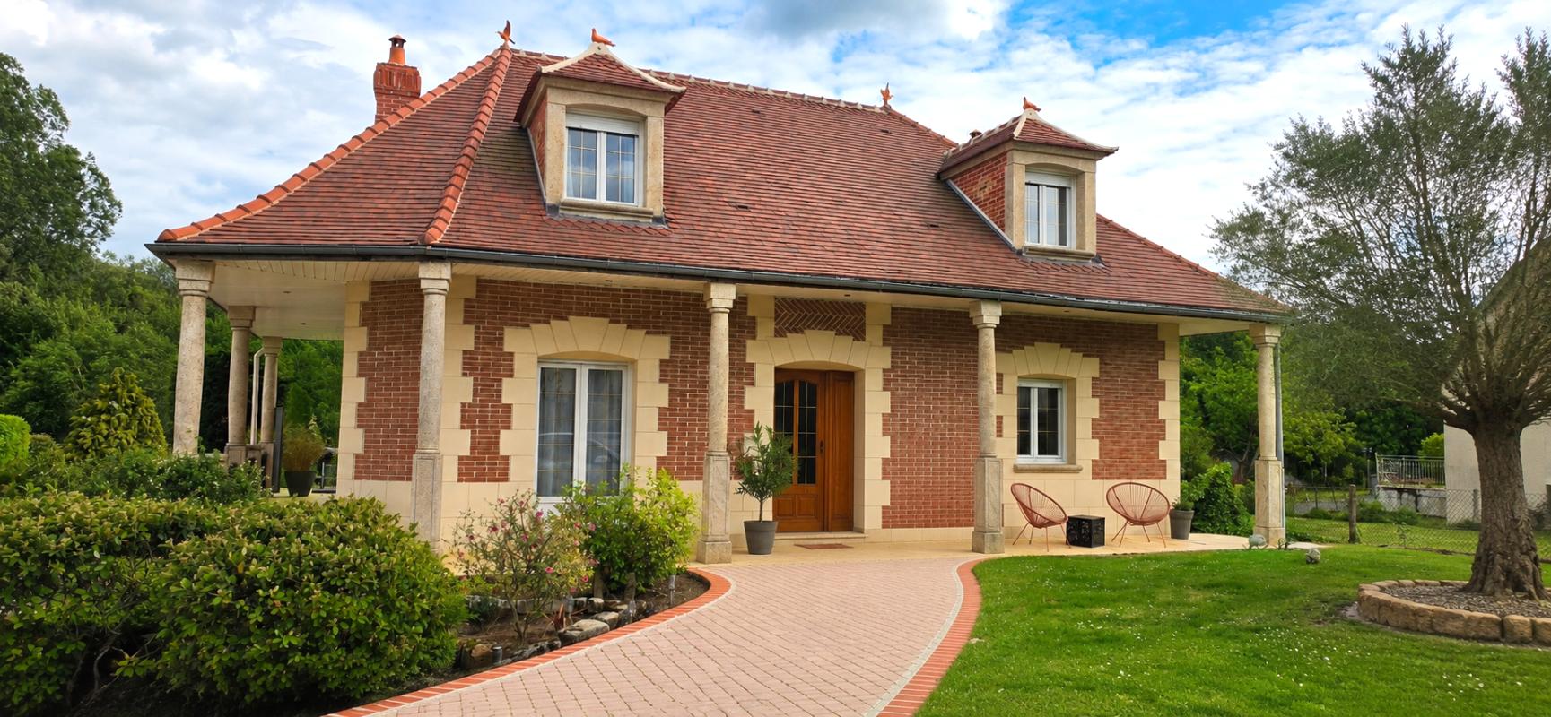 Propriété familiale avec piscine couverte et sous-sol total