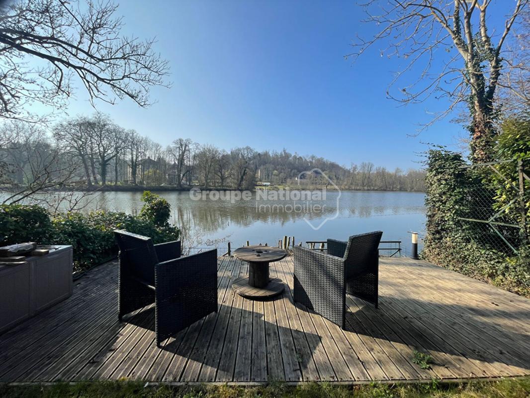 En bordure du lac avec vue château