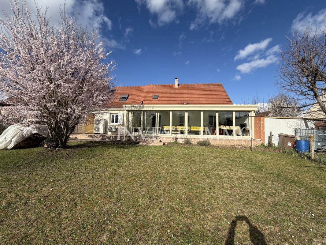 Maison familiale avec véranda, 5 chambres et garage – Cauffry