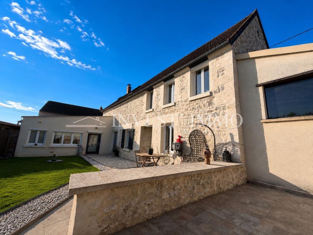 Maison en pierres rénovée – Charme, volumes et suite parentale exceptionnelle