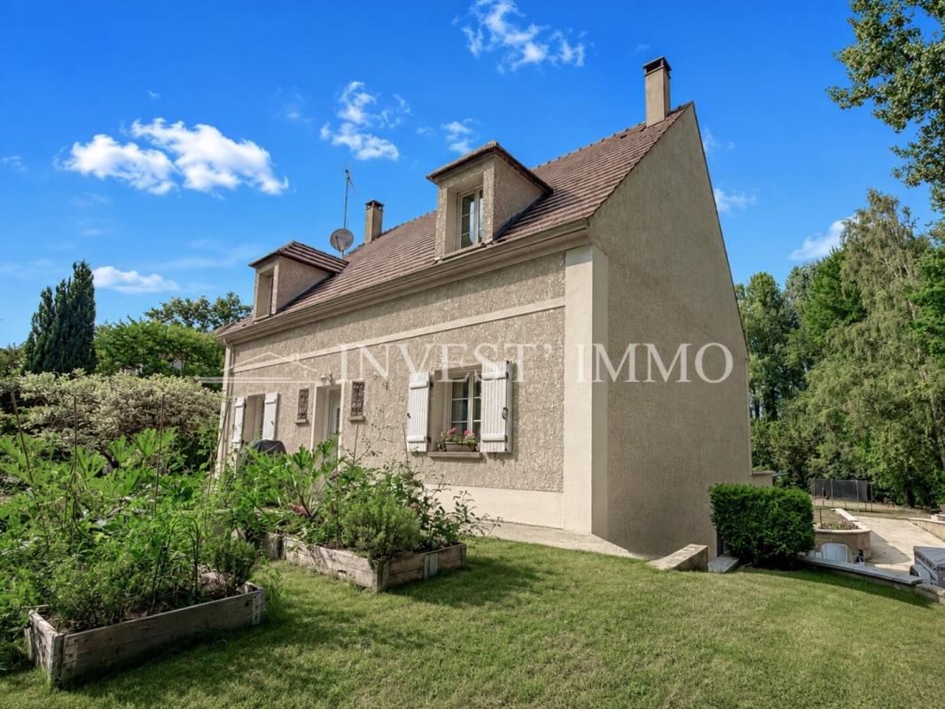 Pavillon traditionnel 150 m² édifié sur sous-sol total assis sur 3000m² en lisière de forêt