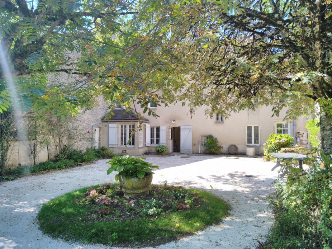 Belle propriété au calme avec un grand terrain