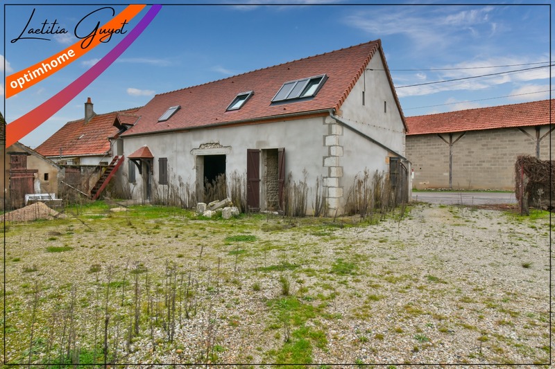 Maison à rénover avec atelier, grange et dépendances – Chemilly (03)