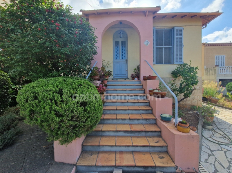 Maison individuelle avec jardin et stationnements