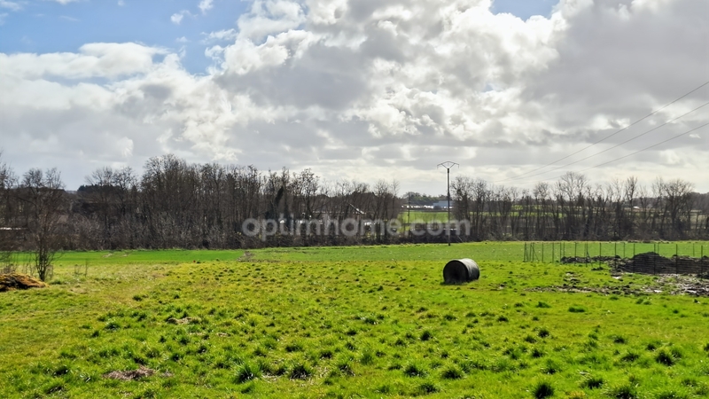 Terrain plat constructible à ESPINASSE VOZELLE (03)